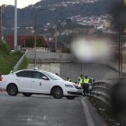 Imagen del hallazgo, el día de Navidad, de una persona fallecida a la altura del kilómetro 2 de la AP-9V, en el vial de salida hacia la avenida de Buenos Aires, en Vigo (Pontevedra). Varios particulares avisaron al 112 y apuntaron a un supuesto atropello, si bien se ha iniciado una investigación para esclarecer lo ocurrido. EFE/ Sxenick