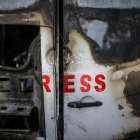 Cinco periodistas del canal de televisión Al Quds (vinculado a Hamás) han muerto después de que Israel bombardeara su vehículo de transmisión frente al hospital Al-Awda en Nuseirat, en el centro de la Franja de Gaza, el 26 de diciembre de 2024. EFE/EPA/MOHAMMED SABER