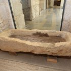 Sarcófago altomedieval y otras piezas arqueológicas halladas en Priaranza del Bierzo.