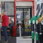 Imagen de archivo de una gasolinera de Madrid. EFE/ Sergio Ordúñez