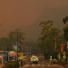 Humo en una carretera del pasado domingo 22 de diciembre cerca del parque nacional Grampians en el estado de Victoria, en el sureste de Australia. EFE/EPA/JAMES ROSS AUSTRALIA AND NEW ZEALAND OUT
