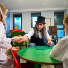 El mago Oliveiro Satisfecho ofrece una actuación, dentro del XXI Festival Internacional Vive la Magia, en la planta de Pediatría del Complejo Asistencial Universitario de León.