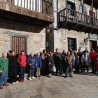 Un grupo de vecinos se ha concentrado en la plaza del Ayuntamiento de Molinaseca.