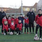 Fabio con su equipo del Puente Castro F. C. y los entrenadores.
