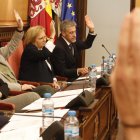 Carmelo Alonso vota tras explicar su propuesta de subida de la tasa de basuras.