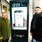 El concejal de Comercio, David Pacios, y el responsable del proyecto, Alejandro Torrico, en uno de los dispositivos situado en el Mercado de Abastos.