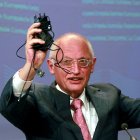 BR01 BRUSELAS (BÉLGICA) 29.06.09 El vicepresidente de la Comisión Europea y comisario europeo de Empresa e Industria, Günter Verheugen, muestra un cargador de teléfono móvil durante una rueda de prensa en Bruselas (Bélgica), el 29 de junio de 2009. La incompatibilidad de los cargadores supone un gasto innecesario, por lo que la Comisión ha pedido a la industria que asuma el compromiso voluntario para solucionar este problema. Los fabricantes han accedido a homogeneizar los tipos de cargadores para móviles en la Unión Europea. EFE/Olivier Hoslet