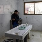 El cuerpo de la pequeña Sila yace sobre una mesa de autopsias mientras su padre la observa, en la morgue del Hospital Nasser en Jan Yunis, sur de la Franja de Gaza, el 25 de diciembre de 2024 (publicado el 26 de diciembre de 2024). Según los médicos forenses del hospital, la bebé murió por exposición al frío extremo dentro de su tienda de campaña en Mawasi.