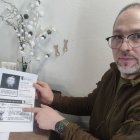 Ucrania invita a los soldados norcoreanos que luchan junto a los rusos a rendirse a las tropas de Kiev con panfletos de estética soviética y mensajes grabados en coreano que se emiten desde altavoces montados en drones, según explicó a EFE el portavoz del órgano del Estado ucraniano que se ocupa de los prisioneros de guerra, Petró Yatsenko, que aparece en la foto.
