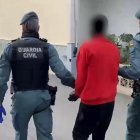 Momento de la detención de una de las personas que ejercieron como patrones en el cayuco en el que presuntamente asesinaron a cuatro personas.