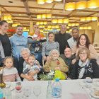 La centenaria, con toda su familia.