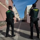 Foto del pasado mes de octubre en La Mojonera (Almería). La Guardia Civil junto a la vivienda donde un hombre mató a su mujer. EFE/Carlos Barba