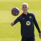 Dani Olmo durante el entrenamiento del primer equipo del FC Barcelona que se ha celebrado este domingo en el estadio Johan Cruyff con las puertas abiertas al publico. EFE/ Enric Fontcuberta