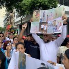 Fotografía de archivo de familiares de menores desaparecidos mientras se manifiestan afuera de la Fiscalía Provincial del Guayas en Guayaquil (Ecuador). EFE/Cristina Bazán