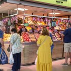 Imagen de archivo de una frutería en el mercado Central de Zaragoza. EFE/Javier Belver
