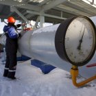 Foto de archivo de un empleado de Gazprom trabajando en una estación de medición de gas en Sudzha, en la frontera rusa con Ucrania. EFE/MAXIM SHIPENKOV