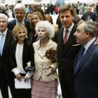 Fotografía de archivo de la duquesa de Alba con su hijos Carlos, Eugenia, Jacobo y su esposa Inka Martí (detrás), Cayetano y Alfonso en un acto en el Palacio de Cibeles.