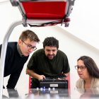 Investigadores trabajando con un dispositivo experimental