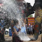 Ayutthaya (Thailand), 09/04/2024.- Fotografía de archivo que muestra a una mujer interactuando con un elefante en un festival en Tailandia. EFE/EPA/RUNGROJ YONGRIT