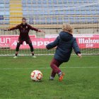 Un niño lanza un penalti a Bañuz durante el entrenamiento de este viernes en el Reino.