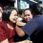 Yangon (Myanmar), 04/01/2025.- Una mujer se encuentra con sus amigos y familiares tras ser liberada de la cárcel de Insen. EFE/EPA/NYEIN CHAN NAING