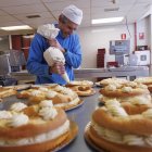 Con la llegada de los Reyes Magos también llegan los roscones, un producto gastronómico que en la pastelería Arrasate de Villava (Navarra) sustituye el haba tradicional por los kilikis y zaldikos de la Comparsa de Gigantes y Cabezudos de Pamplona que desfilan en fechas festivas por las calles de la capital navarra. Juantxo Arrasate, jefe de pastelería, comenzó hace unos veinte años a introducir estas figuras relacionadas con la cultura local en los roscones de reyes que hace que este dulce sea a la vez tan sanferminero y rico. EFE/Villar López