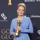 La actriz estadounidense Jean Smart posa en la sala de prensa con el premio a la mejor interpretación femenina en una serie de televisión, musical o comedia, por 'Hacks' durante la 82ª ceremonia anual de los Globos de Oro en el Beverly Hilton Hotel en Beverly Hills, California. EFE/EPA/CAROLINE BREHMAN