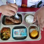Un estudiante de escuela primaria consume este lunes una comida gratuita en la escuela primaria Lengkong 1 en Tangerang en el primer día del inicio del programa de comidas gratis en las escuelas en Indonesia. EFE/EPA/ADI WEDA