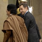 Imagen de Archivo del presidente francés, Nicolas Sarkozy (d), da la bienvenida al líder libio, Muamar Gadafi, a su llegada al palacio del Elíseo, en París, Francia, lunes 10 de diciembre de 2007. G
                       EFE/Horacio Villalobos
