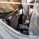 Refugiados palestinos inspeccionan los daños después de que un ataque aéreo israelí tuviera como objetivo un campamento de personas desplazadas internamente en la zona de Al-Mawasi, al oeste de Khan Yunis, en el sur de la Franja de Gaza, el 02 de enero de 2025.
                      EFE/EPA/HAITHAM IMAD