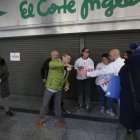 Los agraciados celebran el primer premio en el Sorteo del Niño 2025.