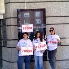 Representantes de la administración de lotería que repartió la suerte.