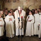 Responso y homenaje a los reyes de León ante el Panteón de la Colegiata de San Isidoro.