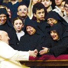 Mujeres saludan a Francisco tras la Epifanía.