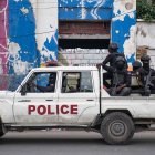 Imagen de archivo de policías que patrullan por una calle luego de un ataque a un hospital publico en Puerto Príncipe (Haití). EFE/ Johnson Sabin