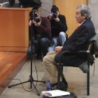 El exvicepresidente del Gobierno y expresidente del Principado de Asturias, Francisco Álvarez-Cascos, se ha sentado este martes en el banquillo de la sección tercera de la Audiencia Provincial de Oviedo para ser juzgado del delito continuado de apropiación indebida del que se le acusa por cargar gastos personales a Foro Asturias, el partido regionalista creado en torno a su figura en 2011 tras su salida del PP. EFE/ J.L.Cereijido