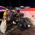 Miembros de la Policia Local y del Cuerpo de Bomberos inspeccionan este lunes la moto en la que un motorista ha fallecido al colisionar contra un automóvil en la localidad pontevedresa de Vilagarcía de Arousa. EFE / Sxenick.