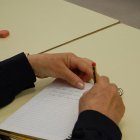 Una persona repasa una documentación.