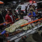 Una mujer herida tras el ataque israelí en Deir Al Balah. EFE/EPA/MOHAMMED SABER