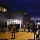 Los periodistas esperan en la entrada de los juzgados en Badajoz la llegada del hermano de Pedro Sánchez, David Sánchez, director de Artes Escénicas de la Diputación de Badajoz que declarará este jueves en calidad de investigado por presuntos delitos contra la Administración Pública y Hacienda. EFE/ Ballesteros