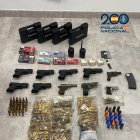 La Policía Nacional ha detenido en Madrid a cinco hombres que se dedicaban a la venta ilegal de armas y al tráfico de drogas, en una operación en la que fueron intervenidas diez armas cortas, cargadores, más de 850 cartuchos de munición, dinero en efectivo y 120 plantas de marihuana. EFE/Policía Nacional / SOLO USO EDITORIAL/SOLO DISPONIBLE PARA ILUSTRAR LA NOTICIA QUE ACOMPAÑA (CRÉDITO OBLIGATORIO)