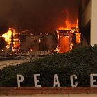 Una casa arde por el incendio forestal de Palisades en el barrio de Pacific Palisades de Los Angeles, California, Estados Unidos.