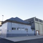 La fachada del CFH se pintó hace meses, pero la pista de parqué está desgastada y llena de grietas.