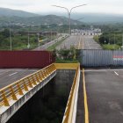 Fotografía de contenedores este viernes, en el puente Internacional Atanasio Girardot, que une a Cúcuta con el estado de Táchira Venezuela, en Cúcuta (Colombia). EFE/ Mario Caicedo