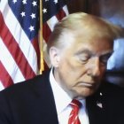 El presidente electo de EE.UU., Donald Trump, aparece en una pantalla de forma remota para una audiencia de sentencia en el caso penal en el que fue condenado en 2024 por cargos relacionados con el dinero en silencio pagado a una estrella del porno, en el Tribunal Penal de Nueva York en Manhattan, Nueva York, EE. UU., 10 de enero de 2025. EFE/EPA/Brendan McDermid / POOL