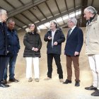 La consejera de Agricultura, Ganadería y Desarrollo Rural, María González Corral, visita la cooperativa cerealista Padre Flórez.