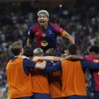 Los jugadores del FC Barcelona celebran el segundo gol de Raphinha, quinto del equipo, durante el partido de la final de la Supercopa de España de fútbol entre el Real Madrid y el FC Barcelona, este domingo en Yeda, Arabia Saudí. EFE/ Alberto Estévez