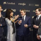 El actor y productor, Antonio Banderas (c), conversa con los ministros de Cultura, Ernest Urtasun (i), y de Igualdad, Ana Redondo, el presidente de la Junta de Castilla y León, Alfonso Fernández Mañueco (2d), y el alcalde de la ciudad, Jesús Julio Carnero (d) en el photocall de la gala anual de la Academia de las Artes Escénicas que se celebra este lunes en el Teatro Calderón de Valladolid.