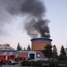 Declarado un incendio este martes en el Planetario de Pamplona, sin daños personales, al estar cerrado y en cuya extinción trabajan efectivos de bomberos. EFE/ Villar Lopez
