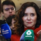 La presidenta de la Comunidad de Madrid, Isabel Díaz Ayuso, en declaraciones a su llegada al desayuno informativo que cuenta con la intervención del líder del partido, Alberto Núñez Feijóo, este martes en Madrid. EFE/ Chema Moya